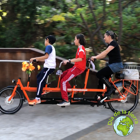 mama en bicicleta con sus hijos