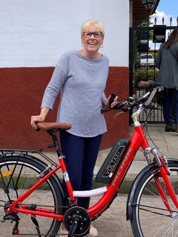 mujer adulta en bicicleta electrica