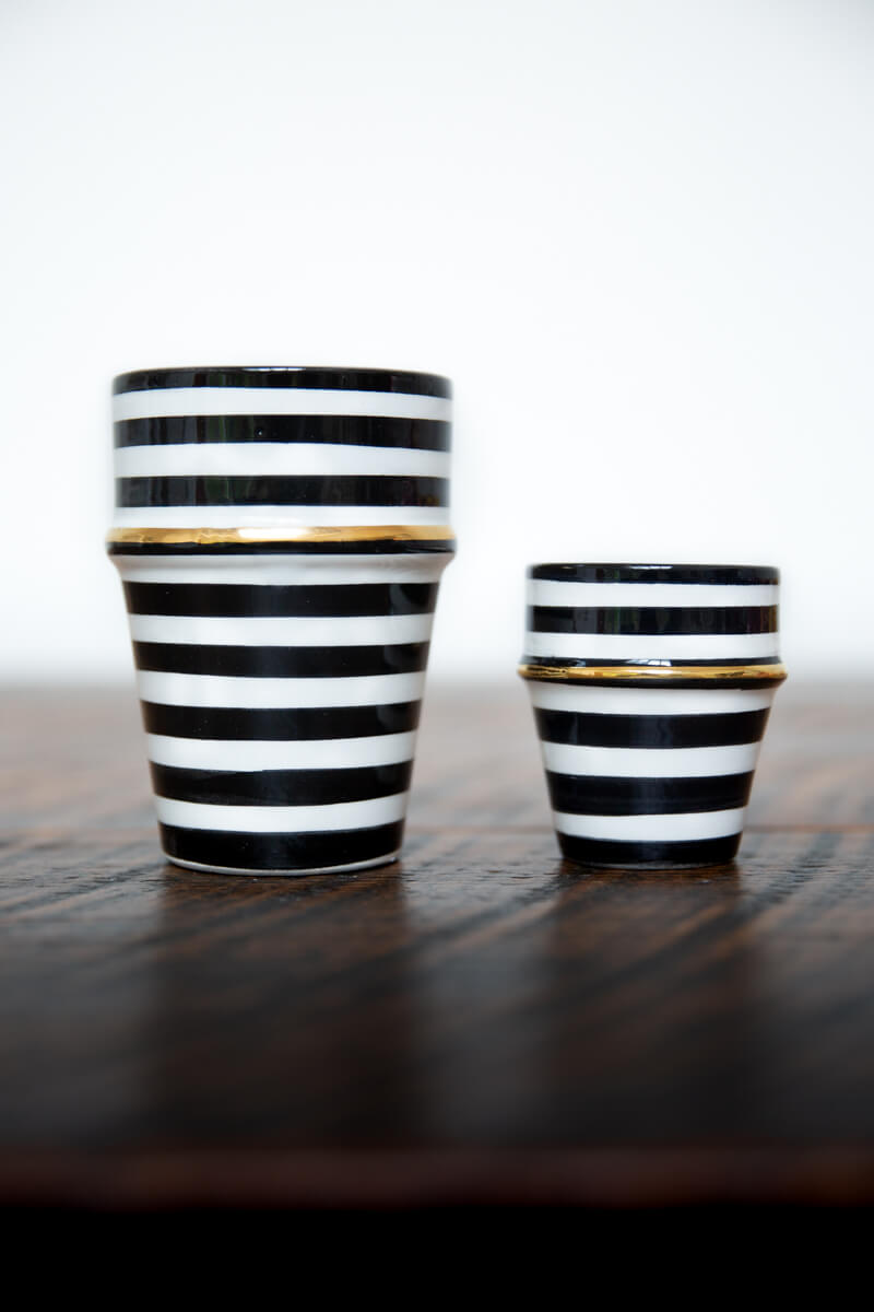 https://cdn.shopify.com/s/files/1/0004/0969/8370/products/CC015-4oz-10oz-Chabi-Chic-Black-white-12-carat-gold-stripe-coffee-tea-espresso-handless-cups-Ceramic-Handmade-Ouive-01_tny.jpg?v=1635203131&width=800