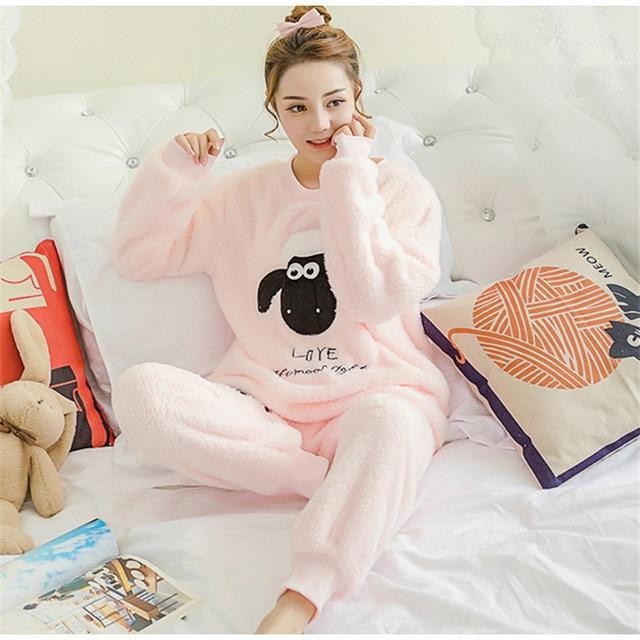 Featured image of post Soft Aesthetic Pajamas / Pajamas hold up well to washing and are great for lounging.