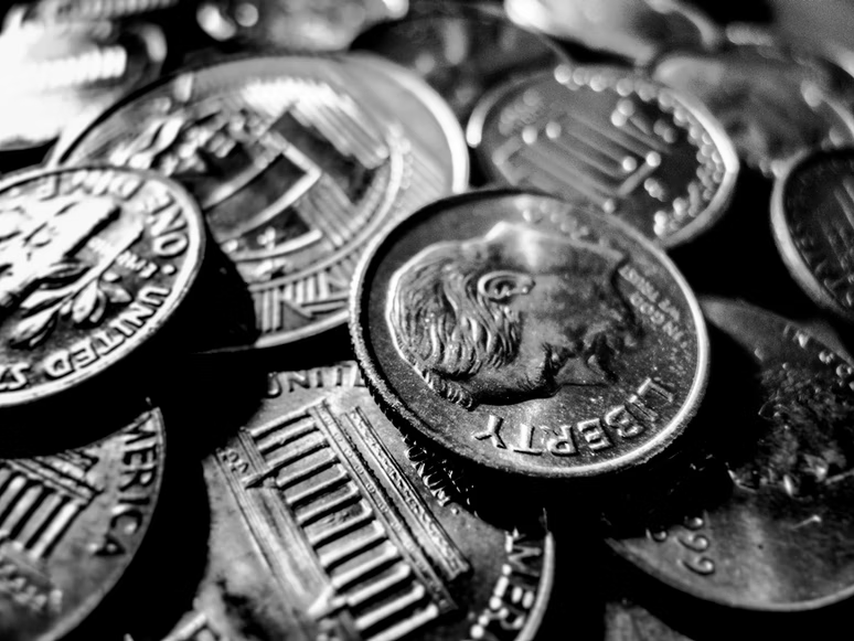 モノトーンの海外硬貨の画像