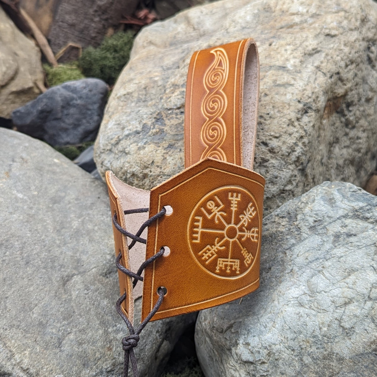 Vegvisir belt hanger