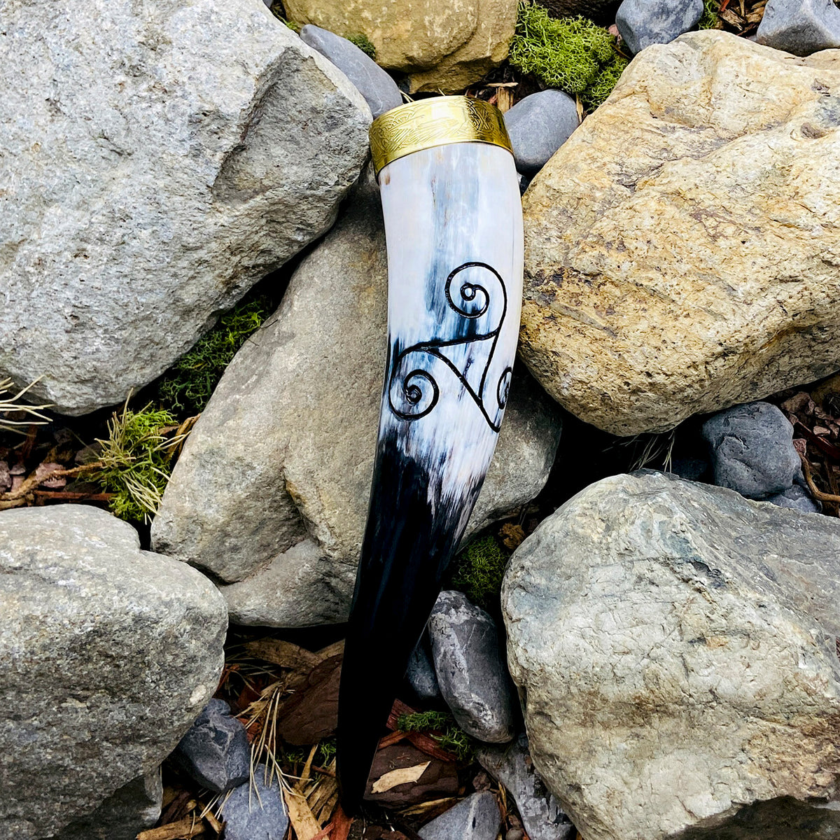 Triskelion drinking horn