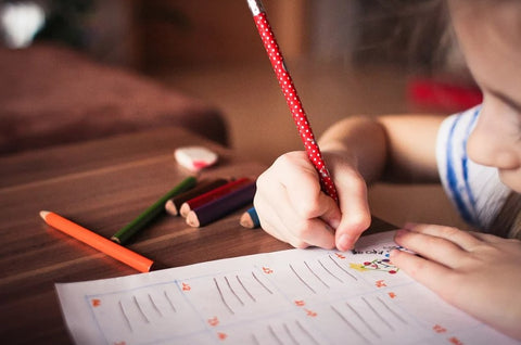 huile essentielle pour aider la concentration chez l'enfant