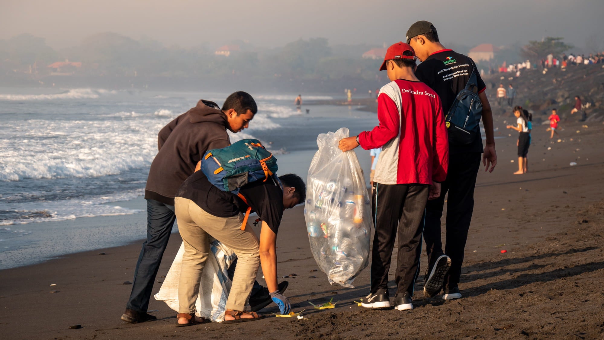 Plastic Bank - Volunteers collecting plastic waste