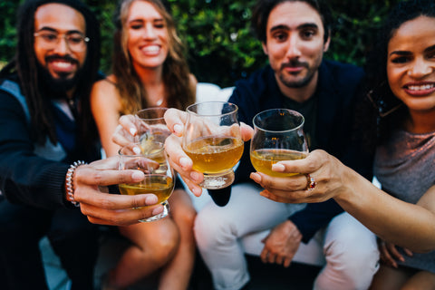 Grupo de amigos brindando con el vaso de whisky Kentucky Bourbon Trail de Libbey