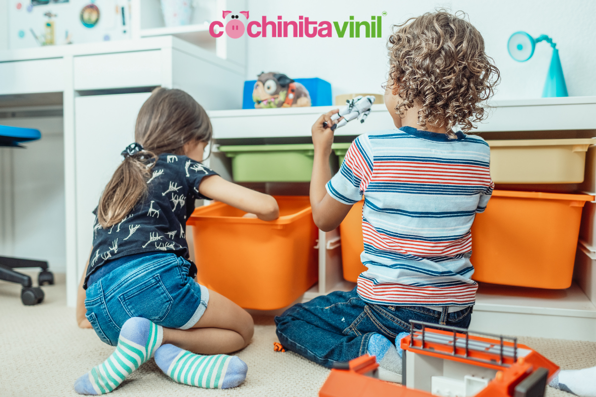 Niños de espaldas guardando juguetes - Cochinita Vinil