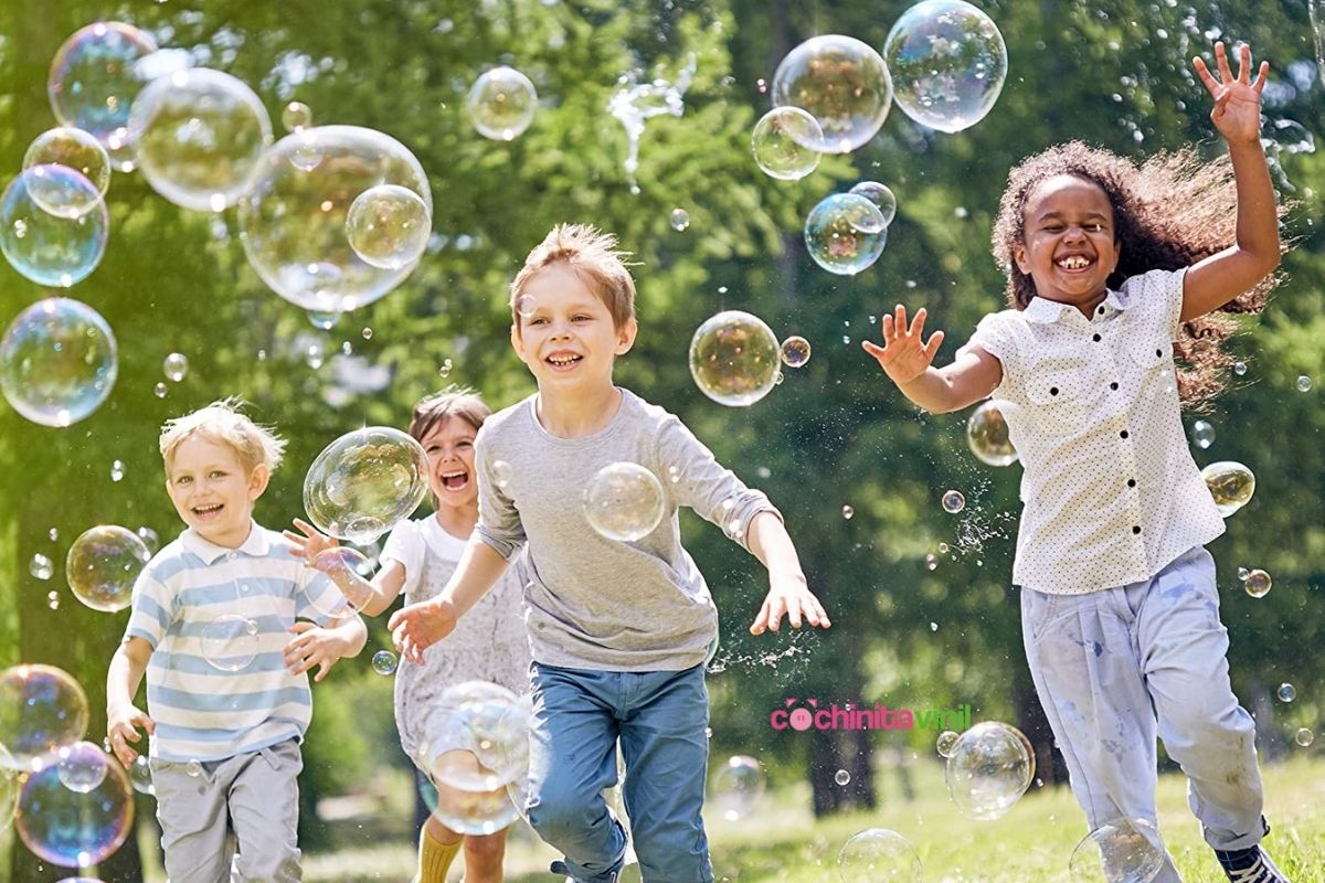 Niños jugando con burbujas - Cochinita Vinil