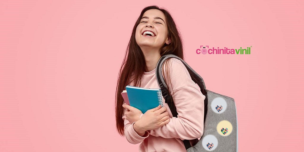 Joven de secundaria con cuadernos y mochilas personalizadas: Cochinita Vinil