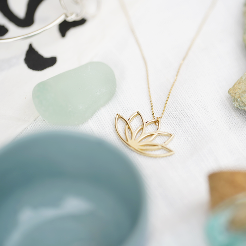 Lotus Flower necklace in gold 