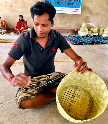 Master artisan Bhuvneshwar Turi at work