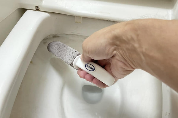Wie Du Verfärbungen in der Toilette und auf Fliesen los wirst - mit Griff Stelle testen