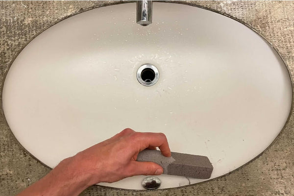 Wie Du Verfärbungen in der Toilette und auf Fliesen los wirst - ohne Griff Stelle testen