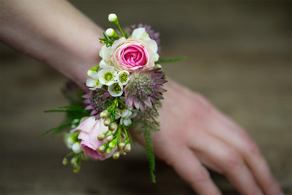DIY : Comment réaliser un bracelet de fleurs fraîches pour mon mariage -  Atelier Rose Pivoine