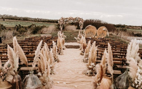 Allée de cérémonie mariage bohème herbes de pampa 