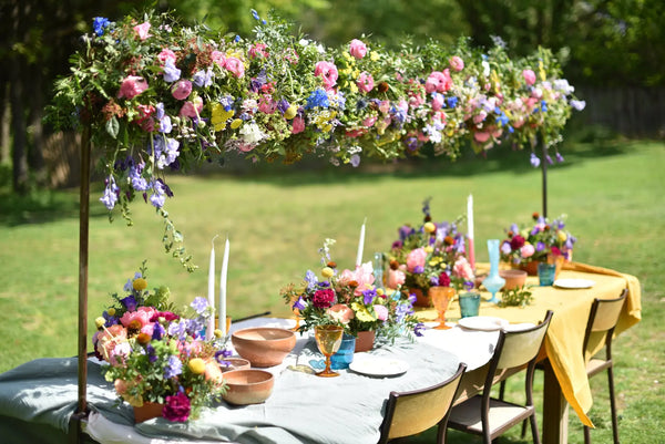 Tendances 2024 mariage : fleurs suspendues