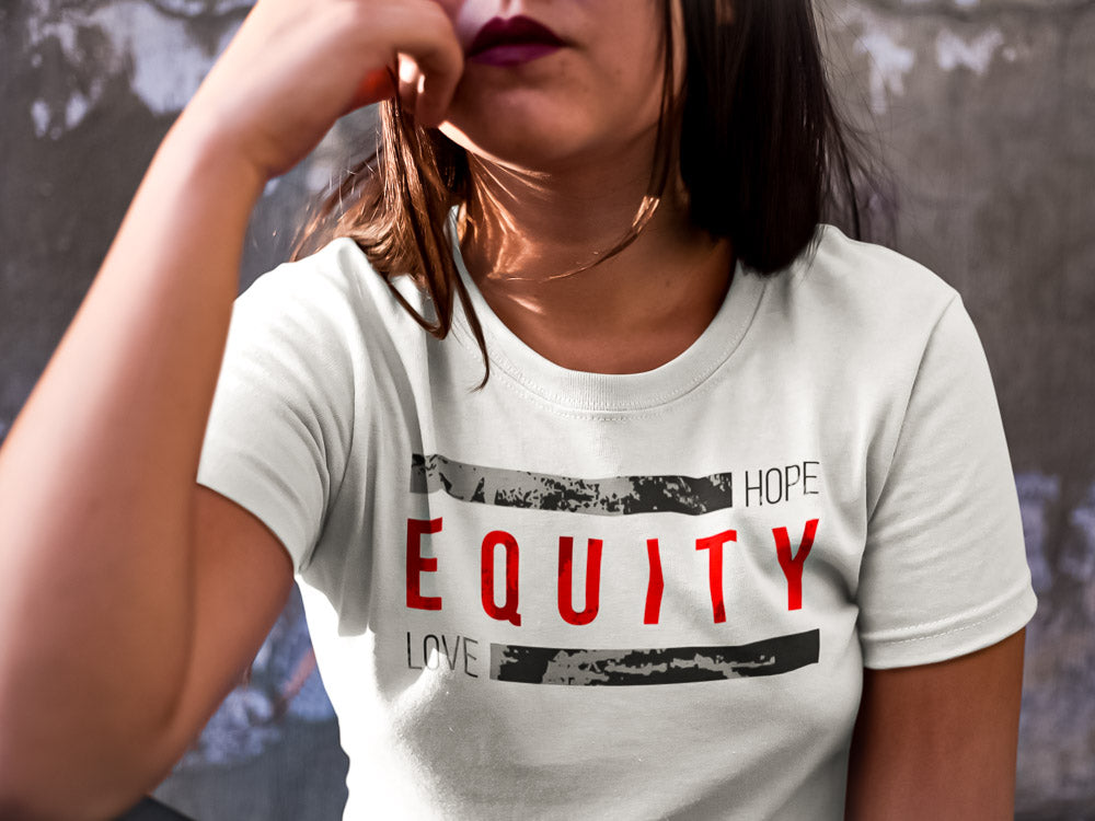 Un primer plano de una mujer asiática que lleva una camiseta Equity.