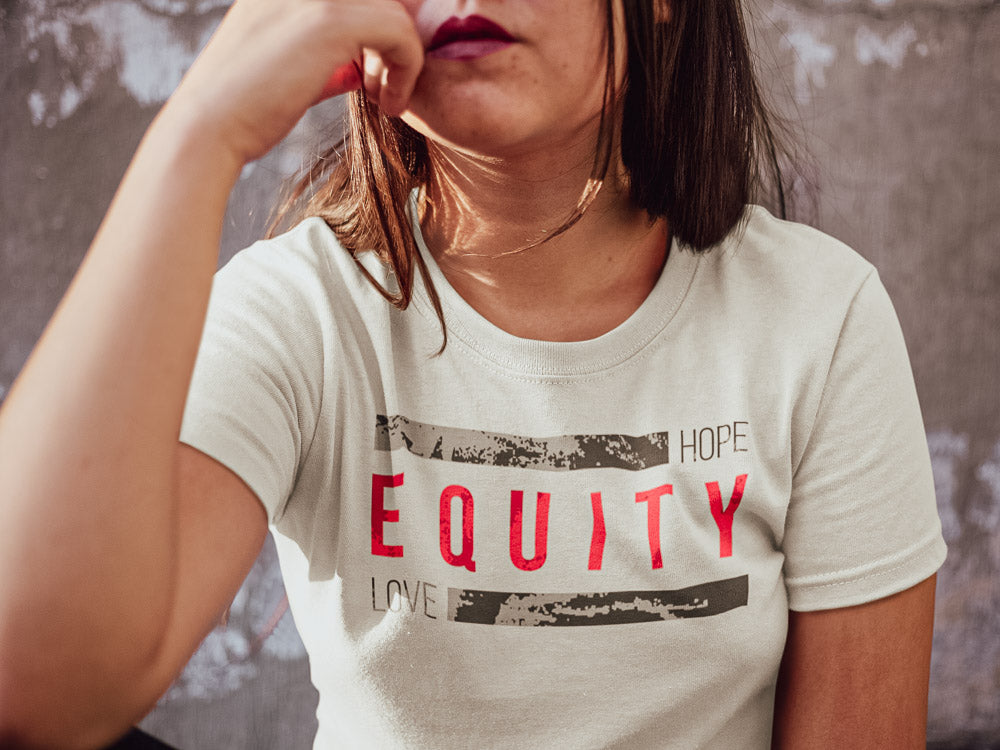 Un primer plano de una mujer asiática que lleva una camiseta Equity.