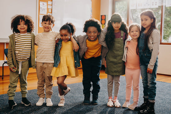 Lenguaje relacionado con la discapacidad en la escuela: una fotografía en color de siete niños de diversos orígenes juntos para una fotografía 