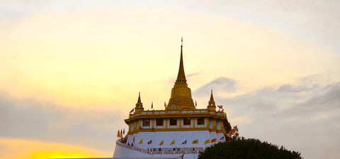 Photo Wat Saket The Golden Mountain, Buddhist temple in Bangkok Thailand during sunset