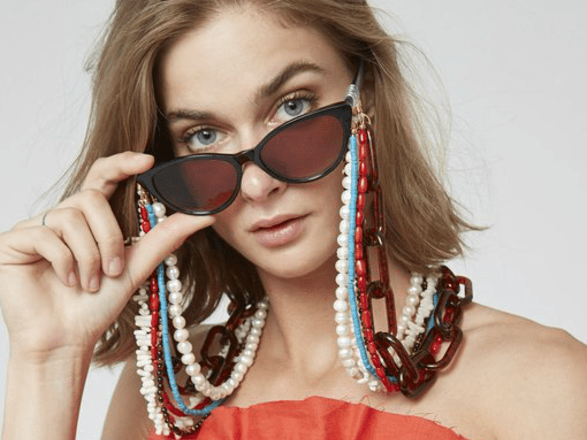 How to wear glasses chains like a fashionista [2022 guide]
