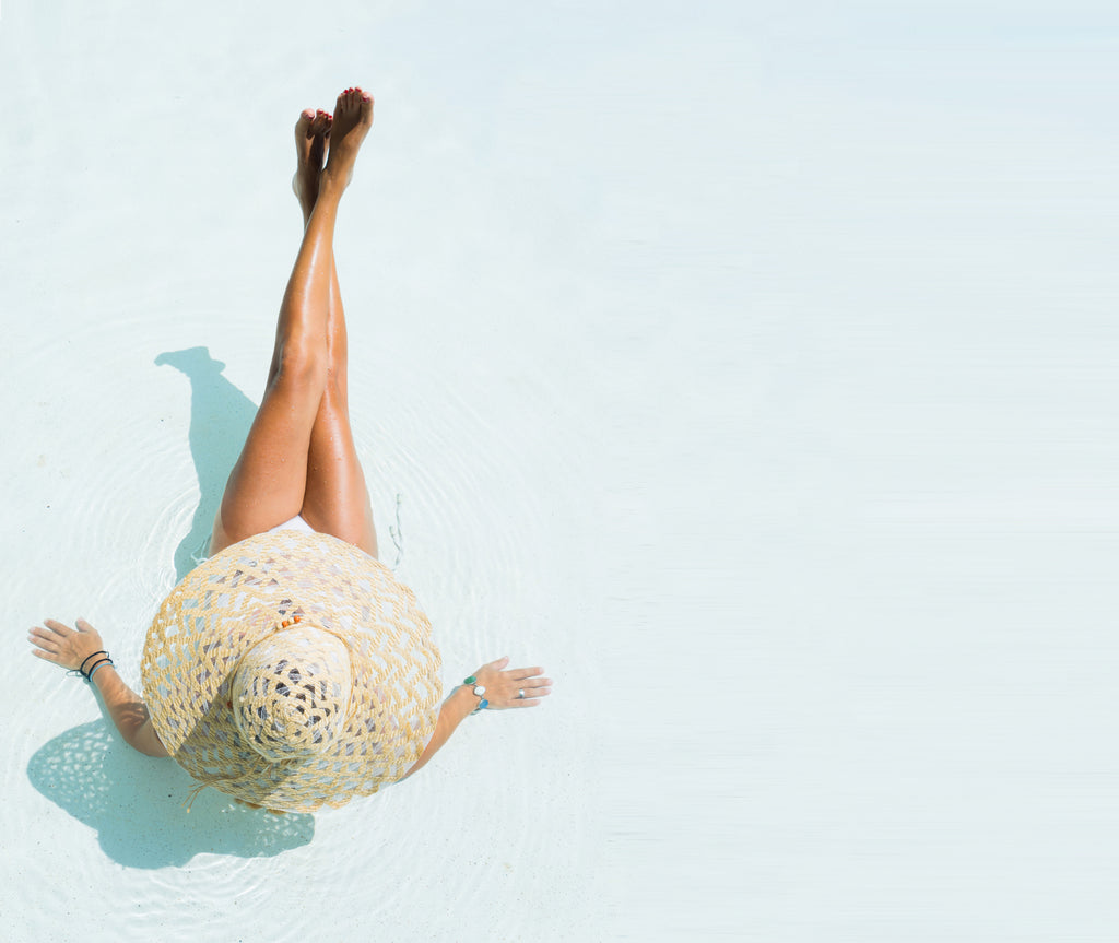 femme dans une piscine avec un chapeau en été