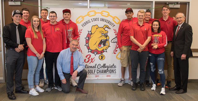 Ferris State disc golf team with FSU President David Eisler