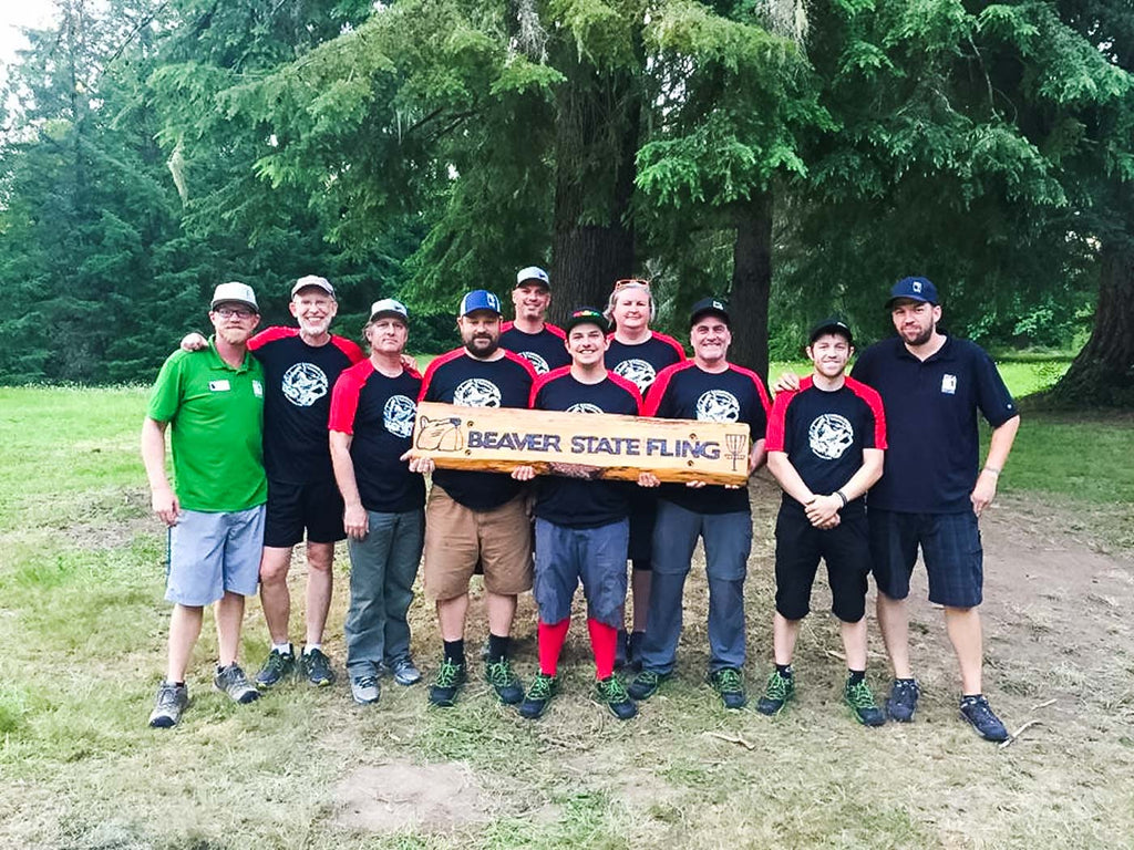 Beaver State Fling volunteers with members of the PDGA at a past Beaver State Fling.