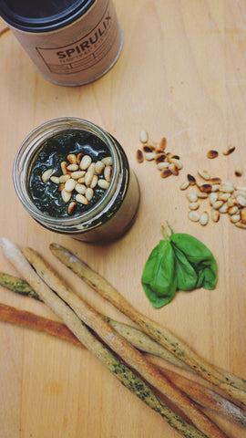 Grünes Pesto mit Spirulina