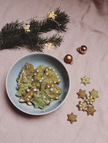 Weihnachtskekse mit Spirulina