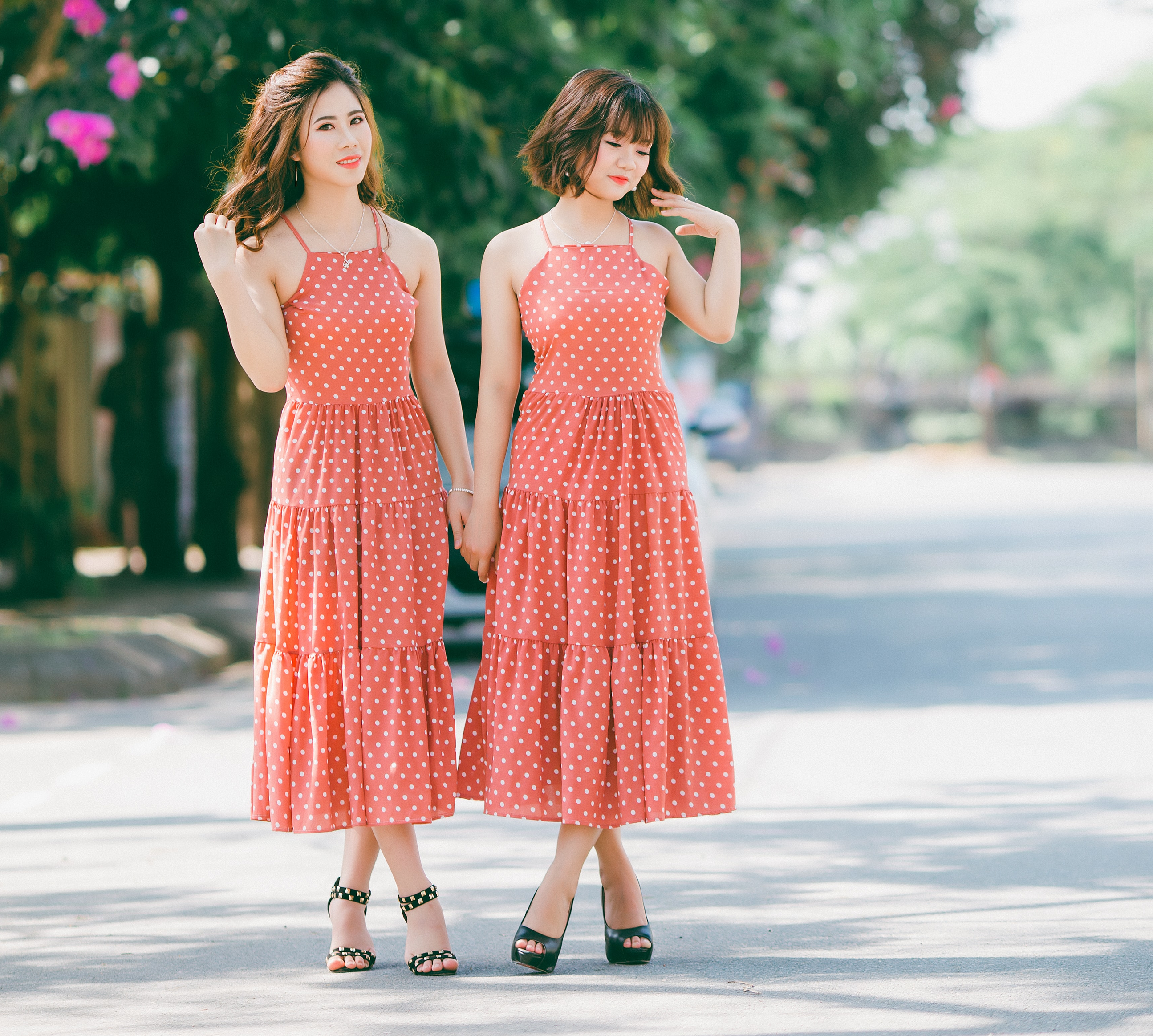 Свободная сестра. 2 Women. 2 Woman in the same Dress. Woman in Black and White Polka Dot Dress beside Wall during daytime.