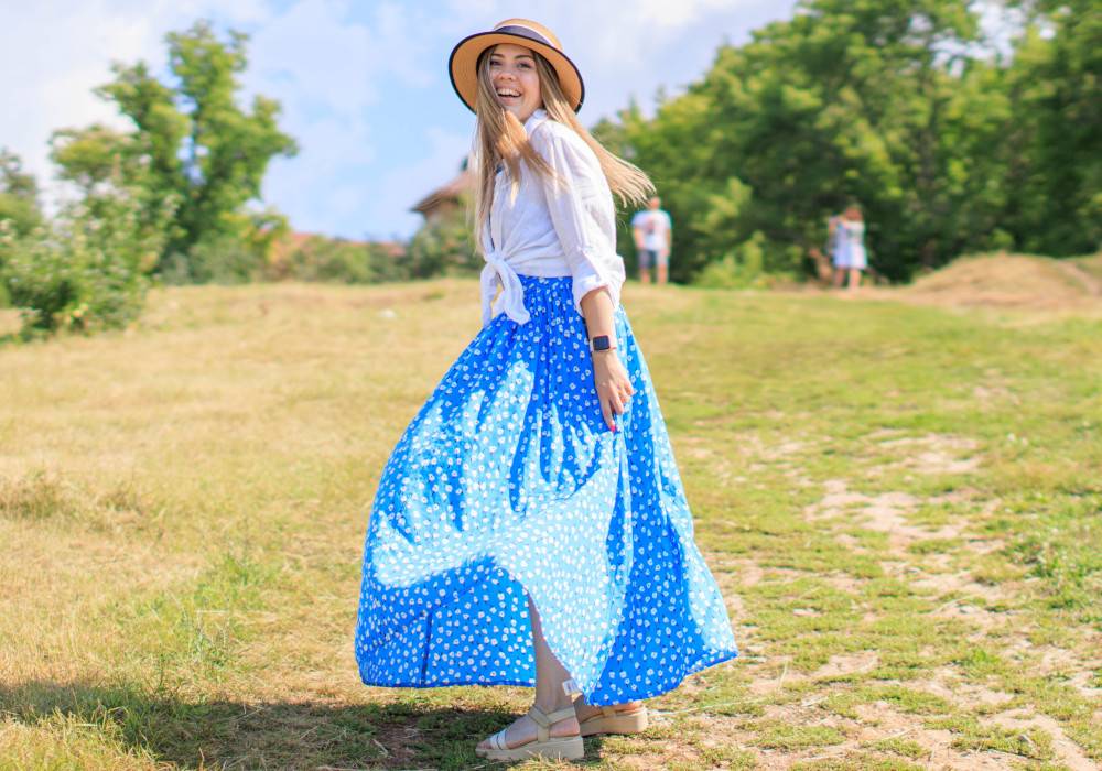 20+ Best Outfit Ideas For What To Wear With Blue Skirts | Panaprium