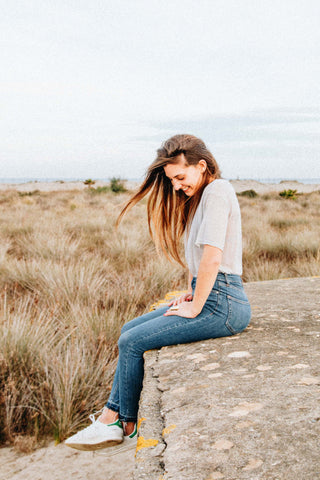 Pompeii outfit girl in jeans and a basic tee