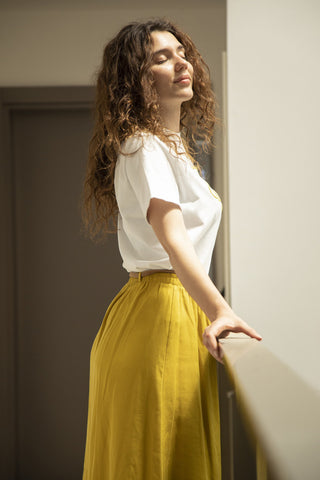 Maxi yellow skirt with a white t-shirt outfit