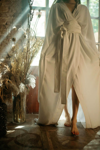 Photo rapprochée d'une femme portant une robe kimono blanche