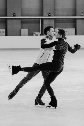 Un couple qui fait du patinage sur glace