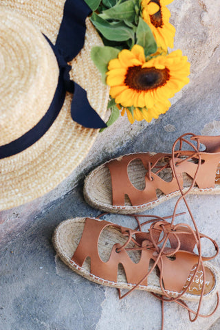 Pompeii outfit a sunhat and brown leather sandals