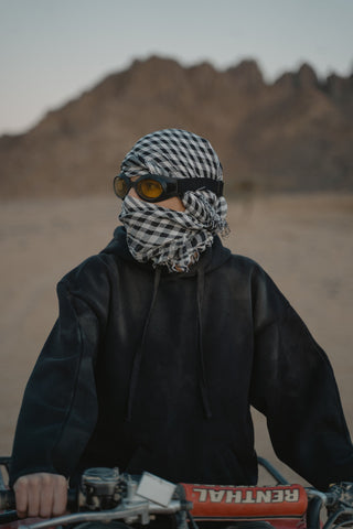 Photo rapprochée d'un homme portant des lunettes et un foulard sur la tête et la bouche