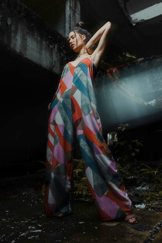 Femme posant avec une élégante combinaison multicolore