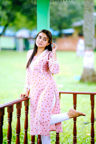 Woman wearing leggings under a chikankari kurti