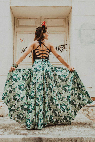 Woman posing with a backless top and a maxi skirt