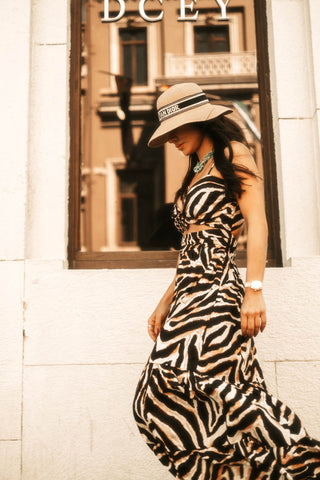 Femme portant une robe longue à imprimé animal