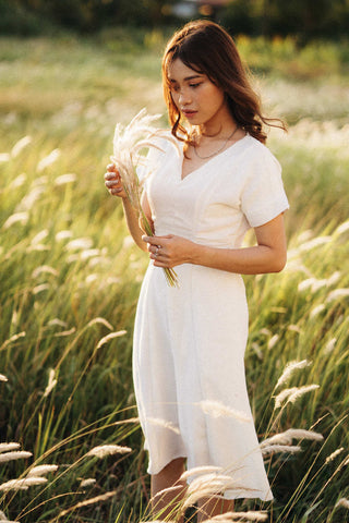 Femme portant une robe d'été midi blanche