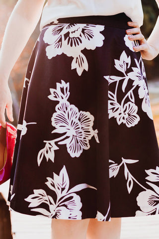 Photo d'une jupe genou marron avec de gros motifs floraux