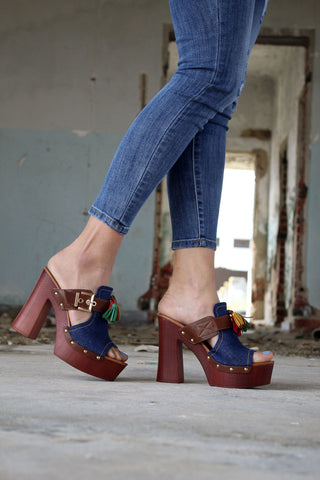 Close photo of wood-effect block heels and skinny jeans