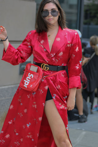 Femme portant une robe kimono rouge tendance