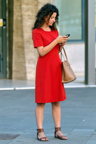 Femme dans une tenue de robe midi rouge