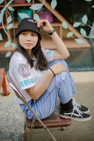Girl posing with jeans and black vans