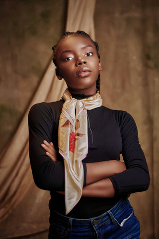 Femme noire portant un col roulé et un foulard autour du cou