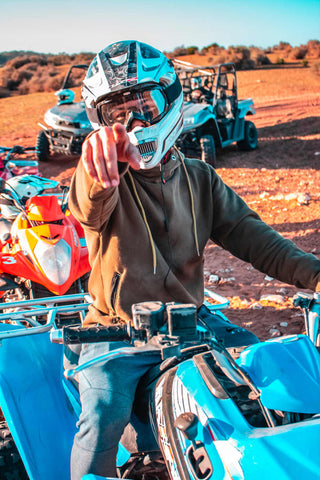 Homme monté sur un quad portant un ensemble de pantalons de survêtement